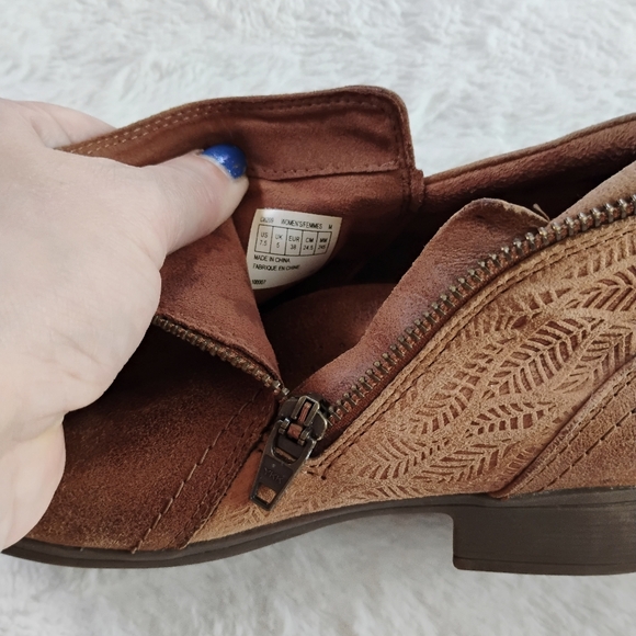 Cobb Hill Crosbie Embossed Leather Ankle Booties - Picture 8 of 11